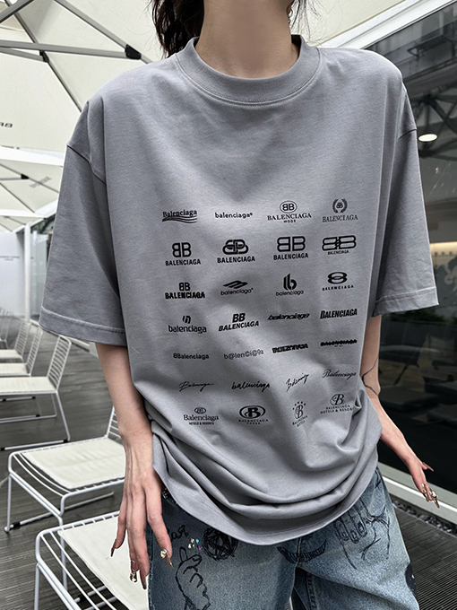 バレンシアガのロゴフルプリントTシャツ