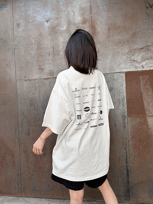 バレンシアガのロゴフルプリントTシャツ