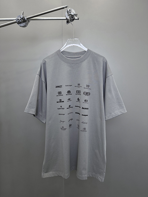 バレンシアガのロゴフルプリントTシャツ