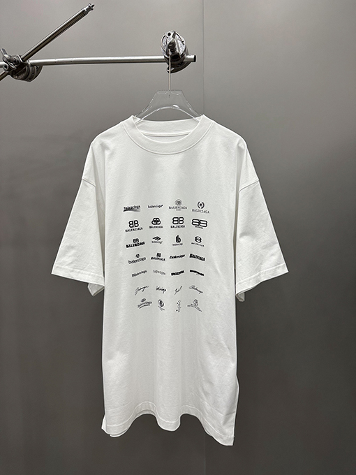 バレンシアガのロゴフルプリントTシャツ