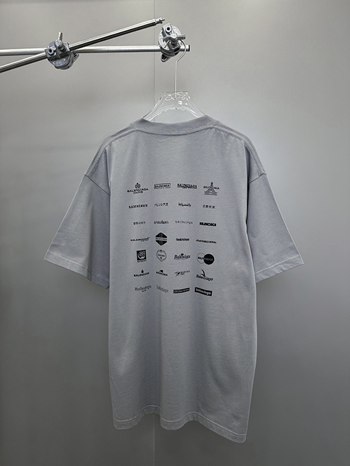 バレンシアガのロゴフルプリントTシャツ