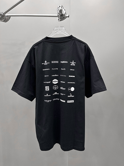 バレンシアガのロゴフルプリントTシャツ