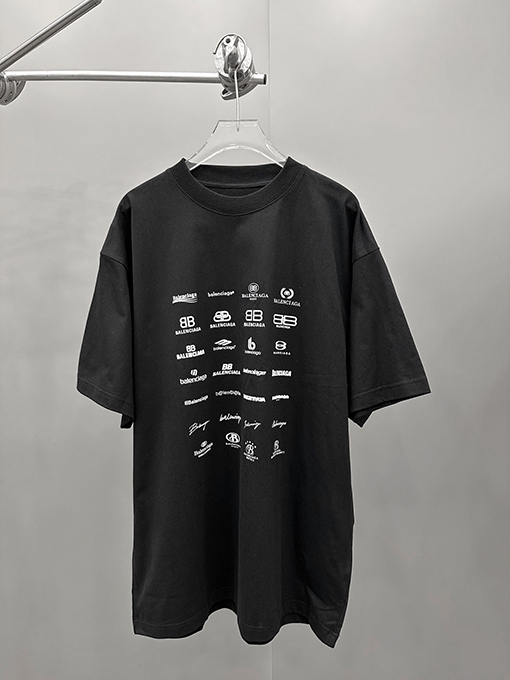 バレンシアガのロゴフルプリントTシャツ