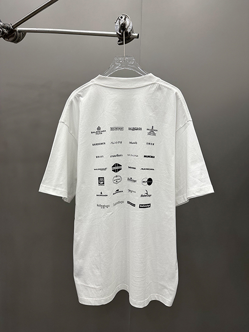 バレンシアガのロゴフルプリントTシャツ