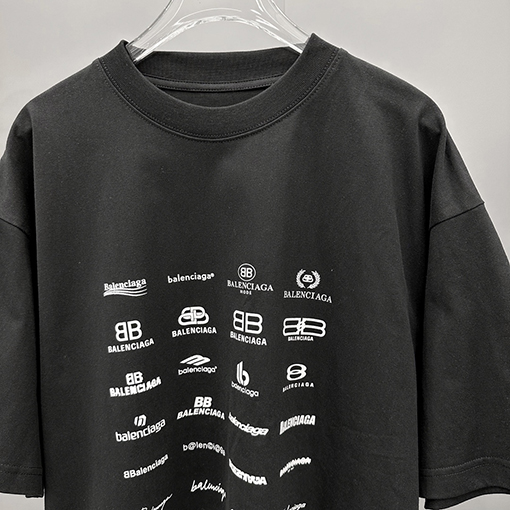 バレンシアガのロゴフルプリントTシャツ