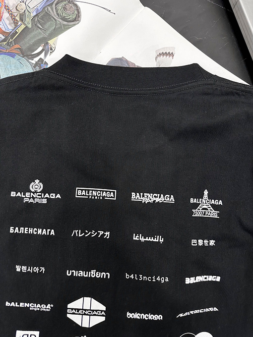 バレンシアガのロゴフルプリントTシャツ