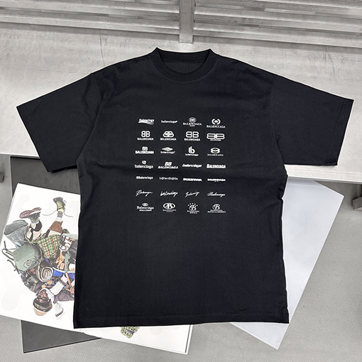 バレンシアガのロゴフルプリントTシャツ