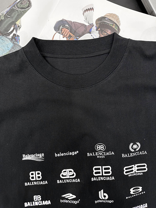バレンシアガのロゴフルプリントTシャツ