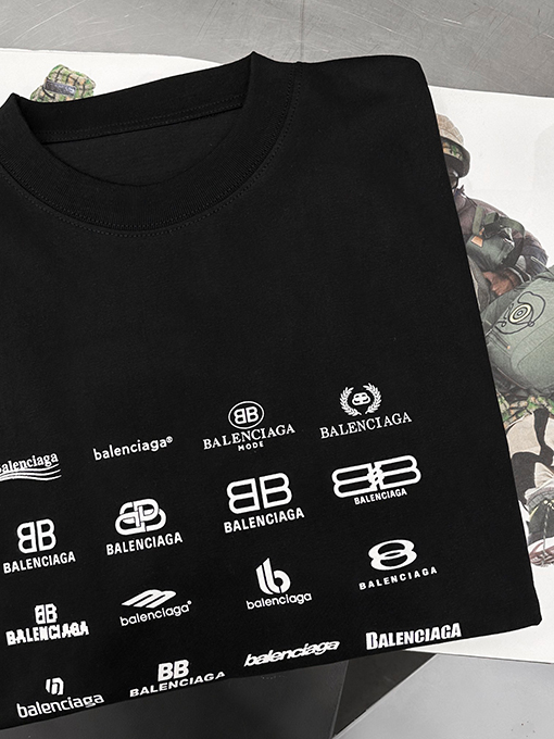 バレンシアガのロゴフルプリントTシャツ
