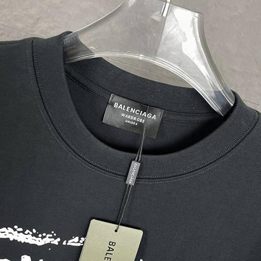 バレンシアガ クラシックプリントロゴ半袖Tシャツ