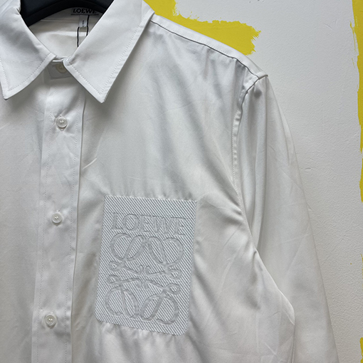 ロエベスーパーコピー  胸にアナグラムの刺繍が施されたホワイトシャツ