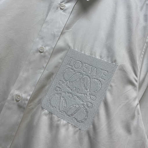ロエベスーパーコピー  胸にアナグラムの刺繍が施されたホワイトシャツ