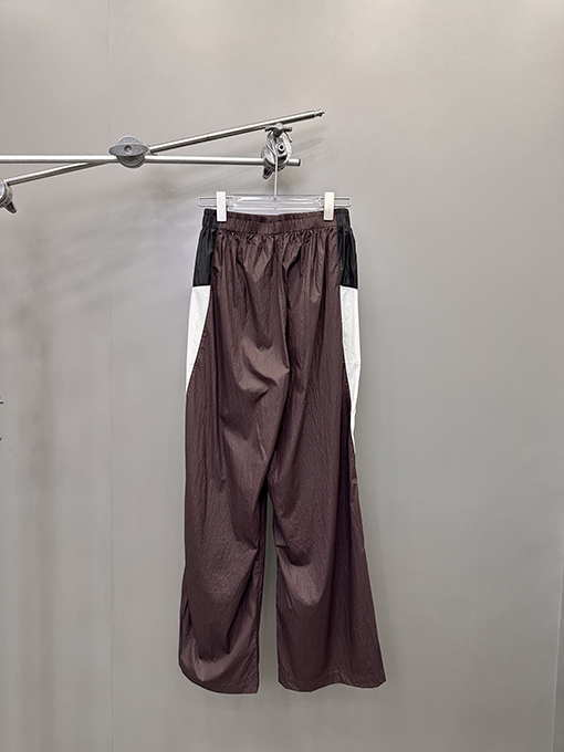 バレンシアガ 新しい立体平織り刺繍ロゴパンツ