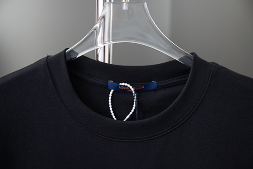 ルイヴィトン 新しいアルファベットロゴ立体歯ブラシ刺繍半袖Tシャツ