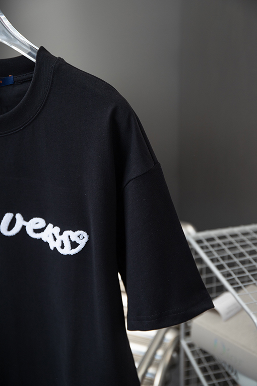 ルイヴィトン 新しいアルファベットロゴ立体歯ブラシ刺繍半袖Tシャツ