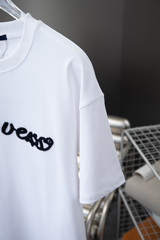 ルイヴィトン 新しいアルファベットロゴ立体歯ブラシ刺繍半袖Tシャツ