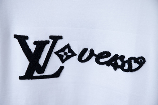 ルイヴィトン 新しいアルファベットロゴ立体歯ブラシ刺繍半袖Tシャツ