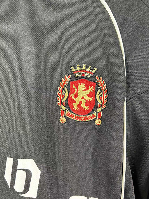 バレンシアガ 胸と背中のマンチェスターユナイテッドのアイコン刺繍半袖Tシャツ