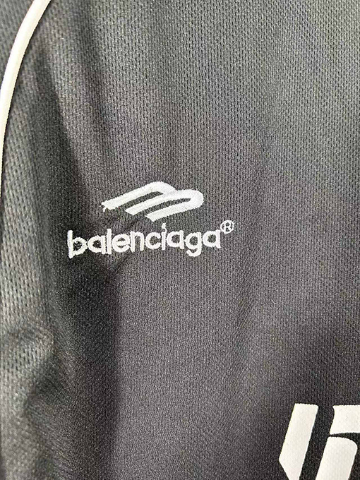 バレンシアガ 胸と背中のマンチェスターユナイテッドのアイコン刺繍半袖Tシャツ