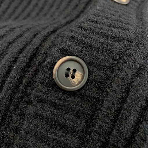 プラダ 胸に刺繍された太い針のウールニットカーディガン