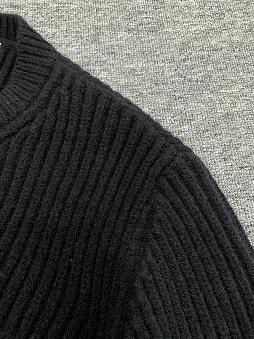 プラダ 胸に刺繍された太い針のウールニットカーディガン