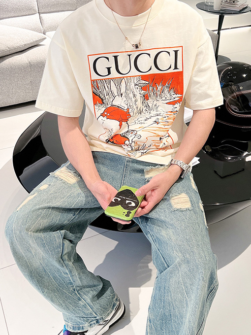 グッチ  クラシックでシンプルなロゴデザイン 半袖Tシャツ