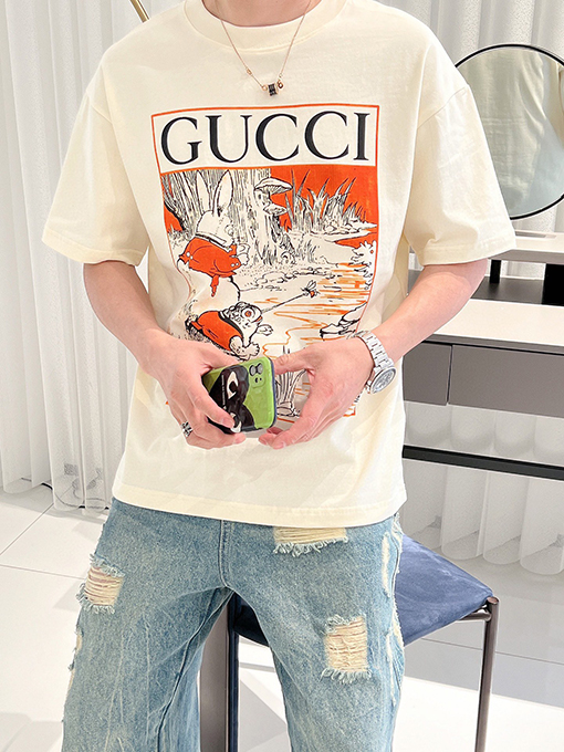 グッチ  クラシックでシンプルなロゴデザイン 半袖Tシャツ