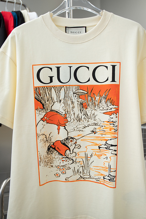グッチ  クラシックでシンプルなロゴデザイン 半袖Tシャツ