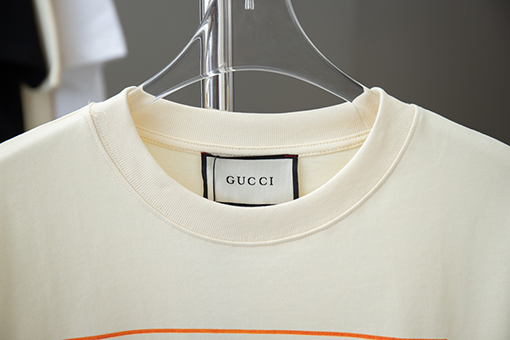 グッチ  クラシックでシンプルなロゴデザイン 半袖Tシャツ