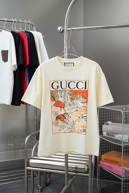 グッチ  クラシックでシンプルなロゴデザイン 半袖Tシャツ