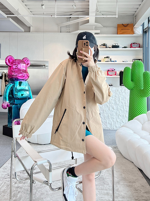バレンシアガコピー クラシックな折りたたみ式隠し帽子バックロゴプリント防水フード付きスタンドカラージャケット