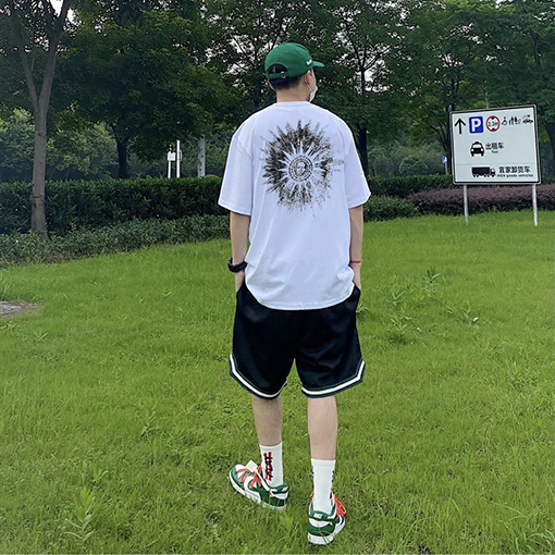 アミリ 胸に大きなロゴロゴ背中に立体的な大きなプリントTシャツ