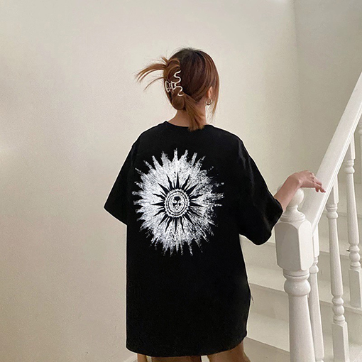 アミリ 胸に大きなロゴロゴ背中に立体的な大きなプリントTシャツ