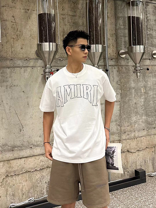 アミリ 胸に大きなロゴロゴ背中に立体的な大きなプリントTシャツ