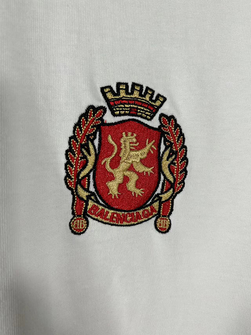 バレンシアガコピー 胸と背中のマンチェスターユナイテッドのアイコン刺繍の衝突色のステッチデザイン半袖Tシャツ