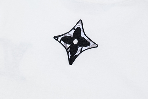 ルイヴィトンコピー   アルファベットの花の刺繍半袖Tシャツ