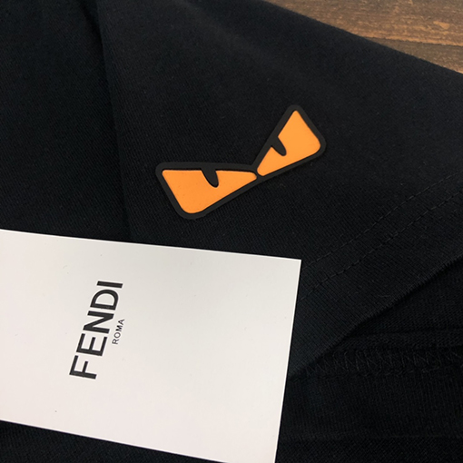 フェンディ 袖口の繊細な小さな目のプレスプリント半袖Tシャツ