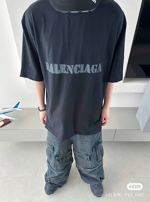 バレンシアガ  前後のぼかし文字ロゴ半袖Tシャツ