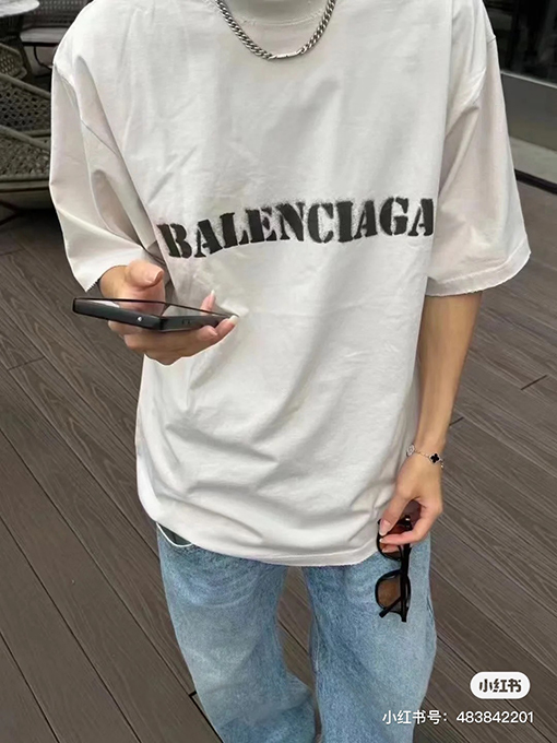 バレンシアガ  前後のぼかし文字ロゴ半袖Tシャツ