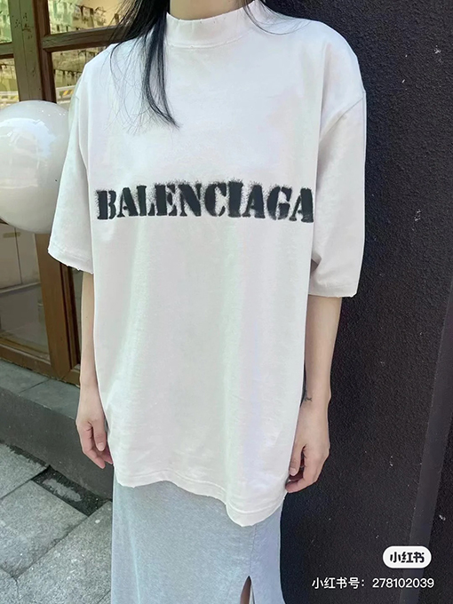 バレンシアガ  前後のぼかし文字ロゴ半袖Tシャツ