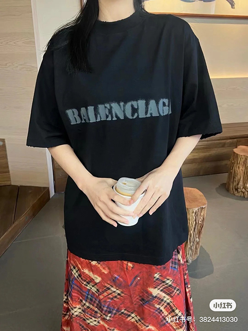 バレンシアガ  前後のぼかし文字ロゴ半袖Tシャツ