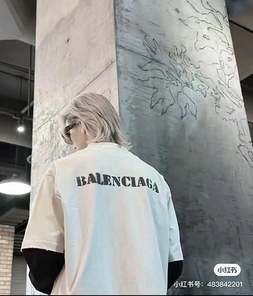 バレンシアガ  前後のぼかし文字ロゴ半袖Tシャツ