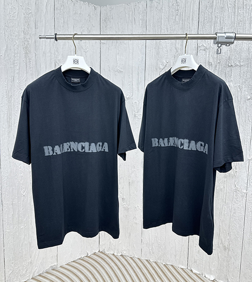 バレンシアガ  前後のぼかし文字ロゴ半袖Tシャツ