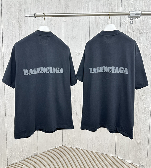 バレンシアガ  前後のぼかし文字ロゴ半袖Tシャツ