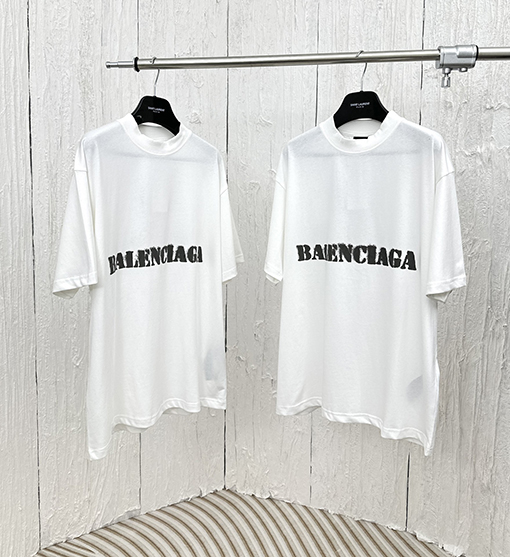バレンシアガ  前後のぼかし文字ロゴ半袖Tシャツ