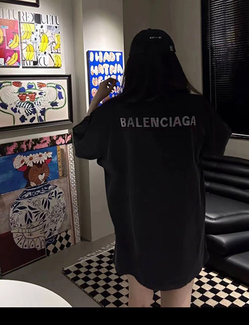バレンシアガ 前後の文字ロゴ半袖Tシャツ
