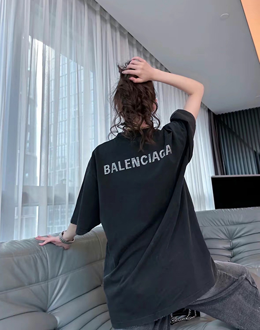 バレンシアガ 前後の文字ロゴ半袖Tシャツ