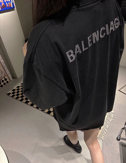 バレンシアガ 前後の文字ロゴ半袖Tシャツ