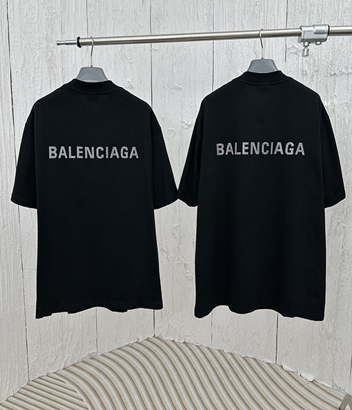 バレンシアガ 前後の文字ロゴ半袖Tシャツ