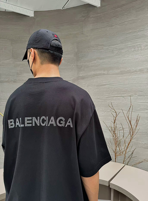バレンシアガ 前後の文字ロゴ半袖Tシャツ